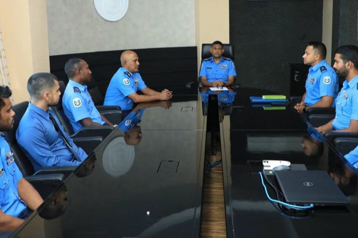 އައިޕީއެސް ޕްރޮބޭޝަނާސް ކޯހުގައި ބައިވެރިވާ ފުލުހުންނާ ކޮމިޝަނަރ އޮފް ޕޮލިސް ޢަލީ ޝުޖާޢު ބައްދަލުކުރެއްވުން. / ފޮޓޯ: ފުލުހުން