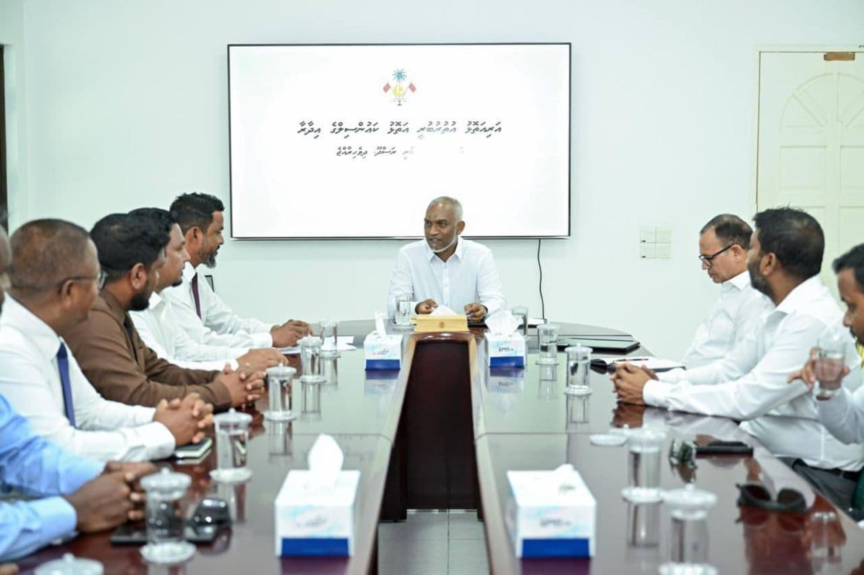 ރައީސުލްޖުމްހޫރިއްޔާ ޑރ. މުޙައްމަދު މުޢިއްޒު އއ. އަތޮޅު ކައުންސިލާ ބައްދަލުކުރެއްވުން. / ފޮޓޯ: ރައީސް އޮފީސް