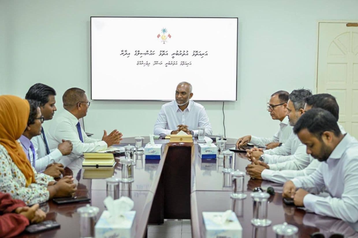 ރައީސުލްޖުމްހޫރިއްޔާ ޑރ. މުޙައްމަދު މުޢިއްޒު އުކުޅަހު ކައުންސިލާއި އެރަށު އ.ތ.މ ކޮމިޓީއާ ބައްދަލުކުރެއްވުން. / ފޮޓޯ: ރައީސް އޮފީސް