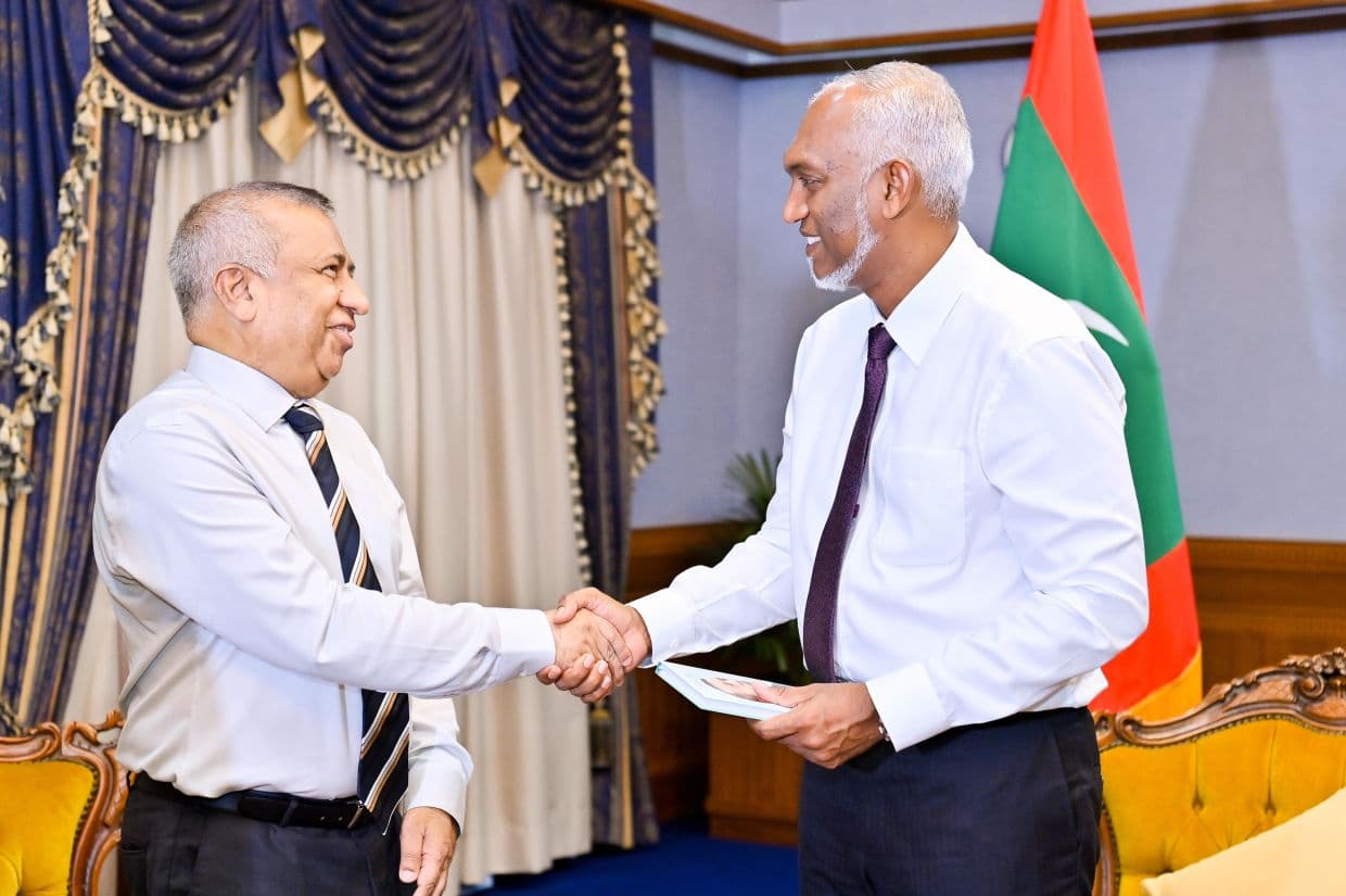 ީއީސީގެ ކުރީގެ ރައީސް ފުއާދު ތައުފީގު، ރައީސް ޑރ. މުޙައްމަދު މުޢިއްޒުއާ އެކު. / ފޮޓޯ: ރައީސް އޮފީސް