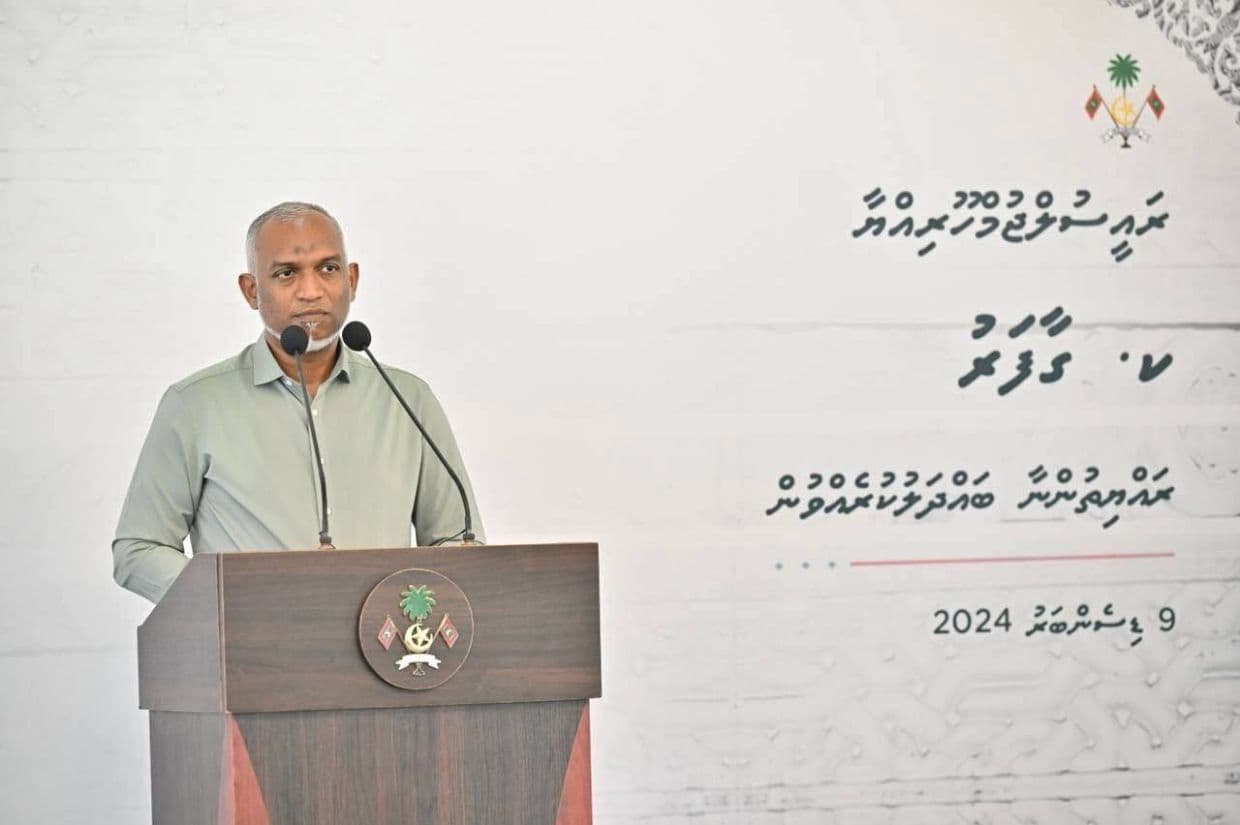 ރައީސުލްޖުމްހޫރިއްޔާ ޑރ. މުޙައްމަދު މުޢިއްޒު ގާފަރު ރައްޔިތުންނާ ބައްދަލުކުރެއްވުން. / ފޮޓޯ: ރައީސް އޮފީސް