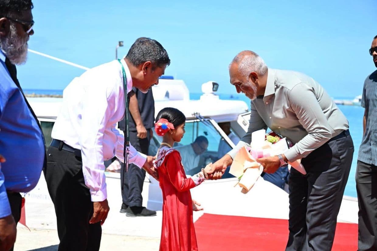 ރައީސުލްޖުމްހޫރިއްޔާ ޑރ. މުޙައްމަދު މުޢިއްޒު ކ. ހުރާއަށް ވަޑައިގަތުން. / ފޮޓޯ: ރައީސް އޮފީސް