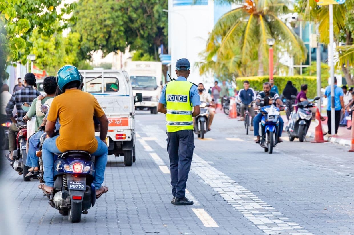 މަގުމަތީގައި ފުލުހަކު ހަރަކާތްތެރިވަނީ. / ފޮޓޯ: ޚުލާސާ