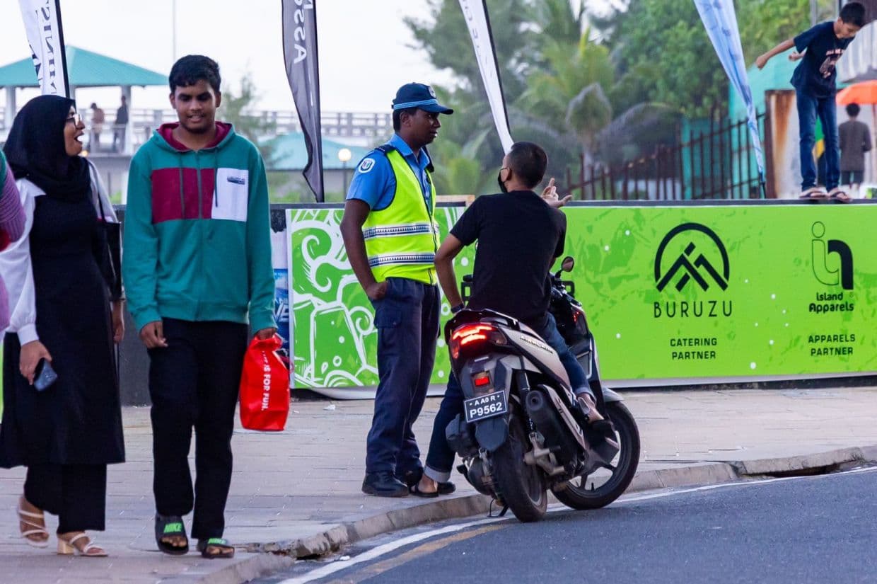 ފުލުހަކު މަގުމަތީގައި ހަރަކާތްތެރިވަނީ. / ފޮޓޯ: ޚުލާސާ