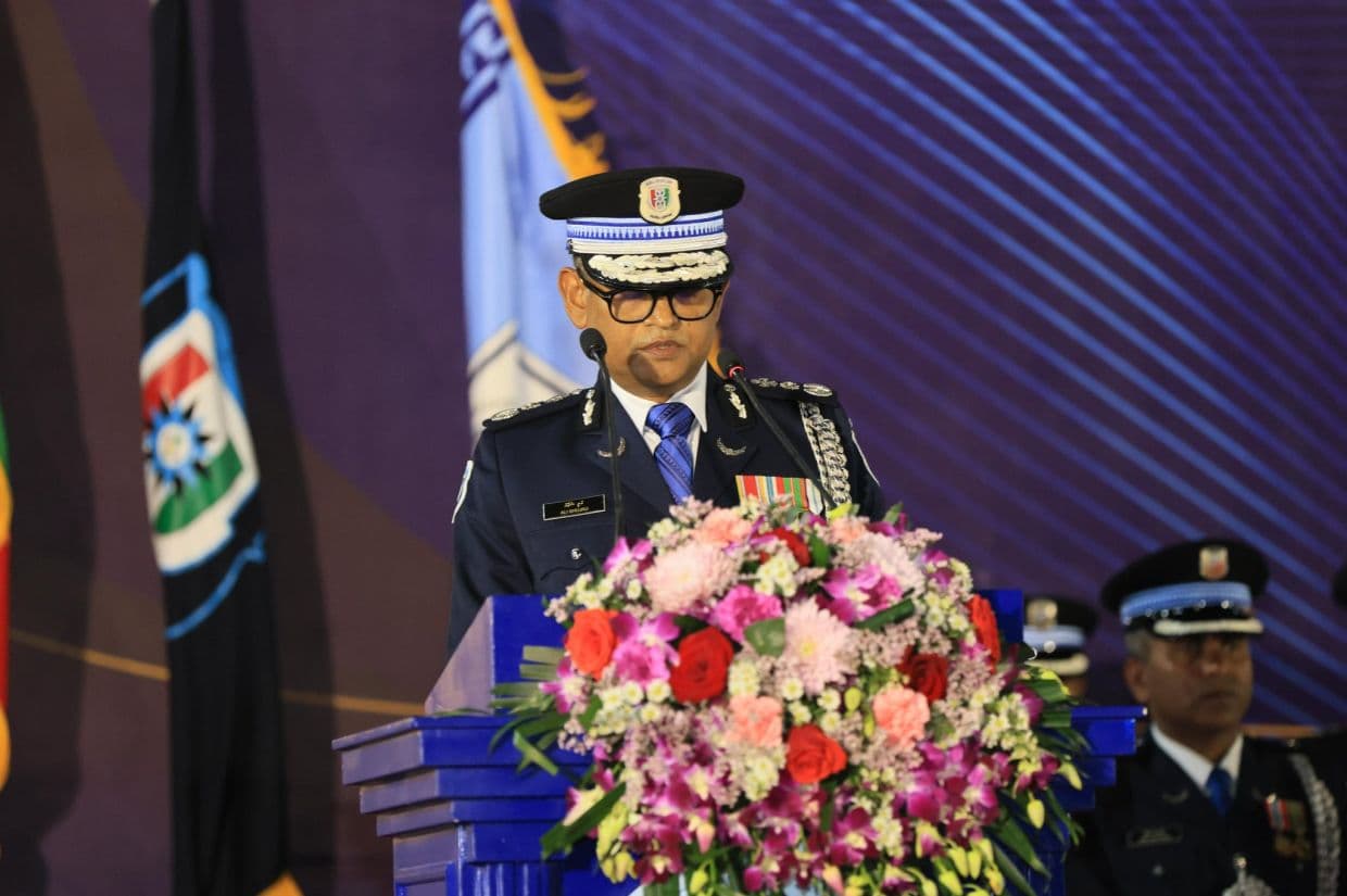 ފުލުހުންގެ 37 ވަނަ އަސާސީ ތަމްރީނު ކޯހުގެ ދަސްވެނިވުމުގެ ރަސްމިއްޔާތުގައި ކޮމިޝަނަރ އޮފް ޕޮލިސް އަލީ ޝުޖާއު ވާހަކަދައްކަވަނީ. / ފޮޓޯ: ފުލުހުން