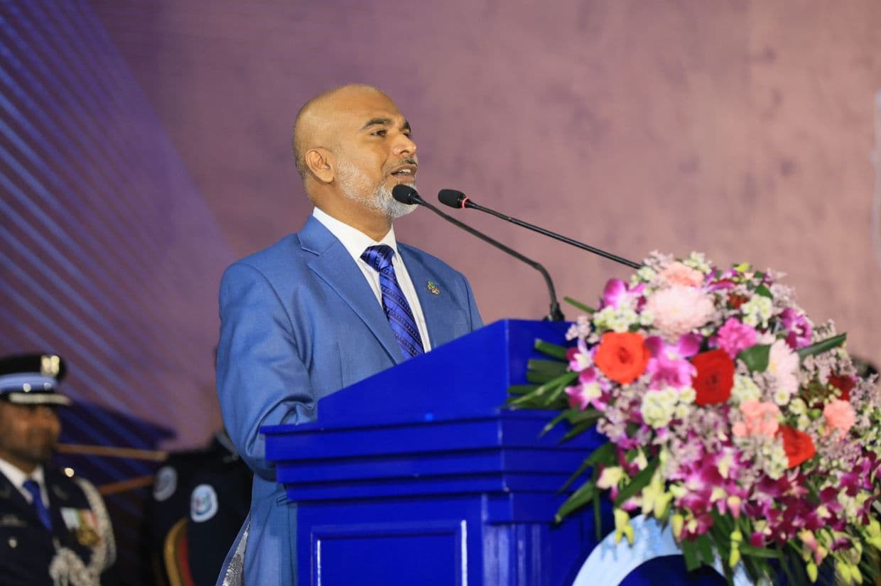 ފުލުހުންގެ 37 ވަނަ އަސާސީ ތަމްރީނު ކޯހުގެ ދަސްވެނިވުމުގެ ރަސްމިއްޔާތުގައި ތައުލީމާއި ބެހޭ ވަޒީރު ޑރ. އިސްމާއިލް ޝަފީޢު ވާހަކަދައްކަވަނީ. / ފޮޓޯ: ފުލުހުން