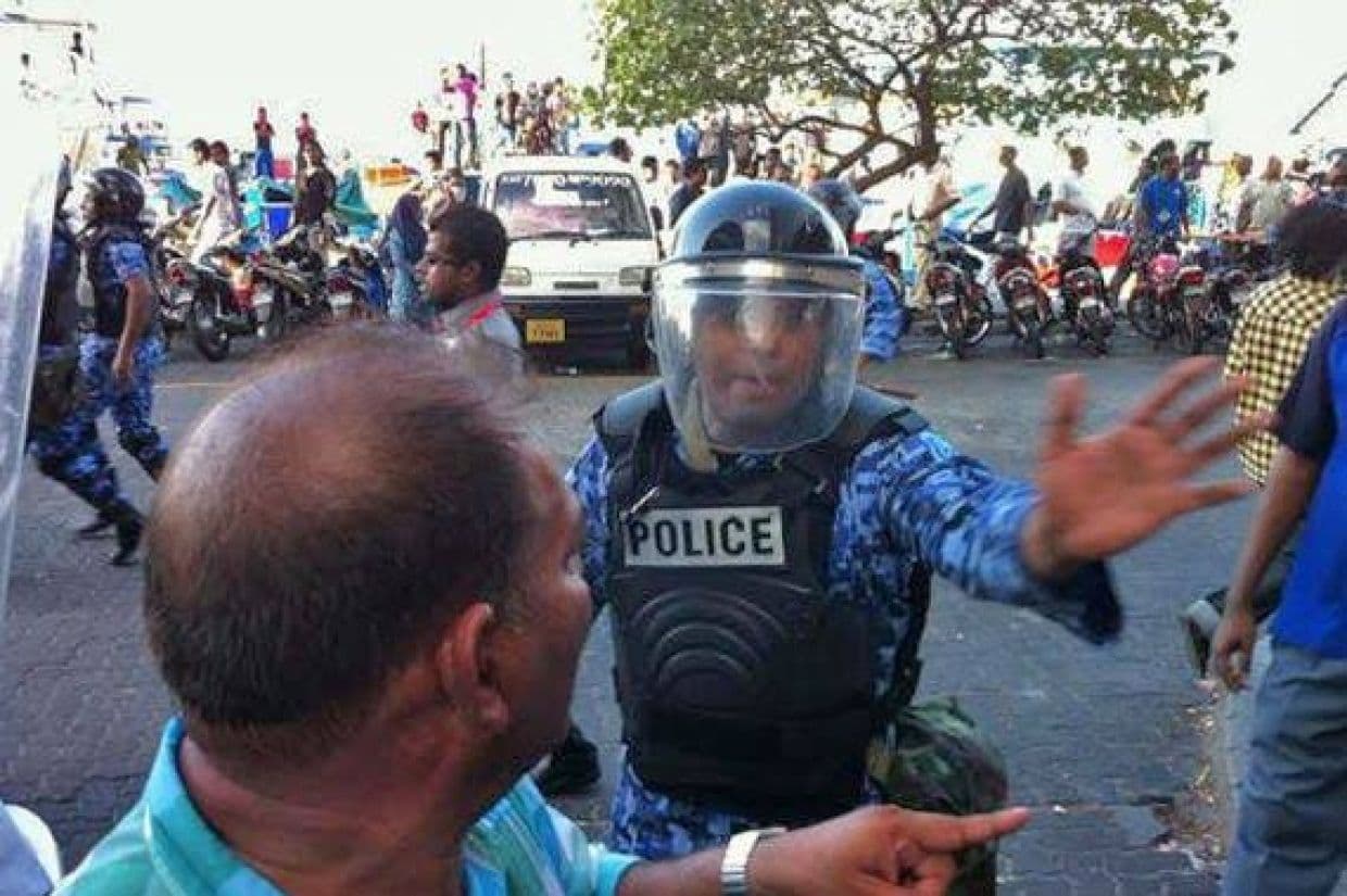 މާލޭގައި މީގެ ކުރިން ބޭއްވި މުޒާހަރާއެއް ހަމަނުޖެހުމަކަށް ބަދަލުވެ ފުލުހުން އެ މުޒާހަރާ ރޫޅާލުމުގައި. (ފައިލް ފޮޓޯ)