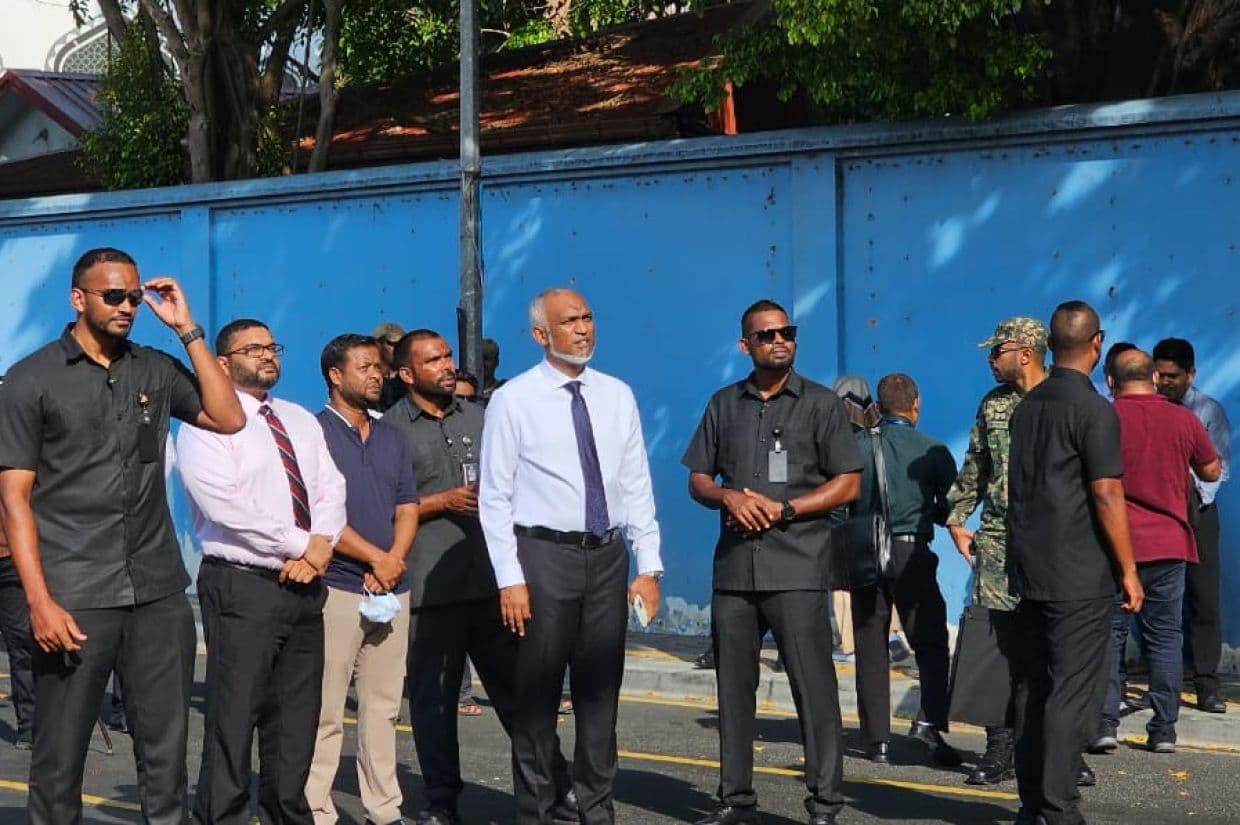 ރައީސުލްޖުމްހޫރިއްޔާ މުޙައްމަދު މުޢިއްޒު އުސިންގ މިނިސްޓްރީގައި އަލިފާން ރޯވުމާ ގުޅިގެން އެތަނުގަިއި/ ފޮޓޯ: ޚުލާސާ