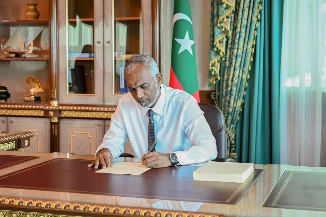 ޕާޓީ ބަދަލުކޮށްފިނަމަ މެމްބަރުކަމުން އިސްތިއުފާ ދޭން ޖެހޭ ބިލު ރައީސް ތަސްދީގުކުރައްވައިފި