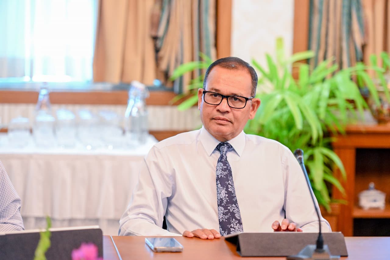 ސިޓީތަކާއި އިދާރީ ދާއިރާތައް ހިންގުމާއި، އާންމު މަސައްކަތްތަކާ ބެހޭ ވަޒީރު އާދަމް ޝަރީފު