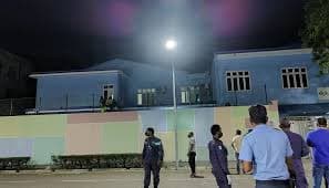 2021ވަނަ ފިޔަވަތީގެ ކުދިންތަކެއް ފުރާޅު މައްޗަށްއަރައި ފިލަން މަސައްކަތް ކުރަނީ. / ފޮޓޯ: ސޯޝަލް މީޑިއާއިން ނަގާފައި