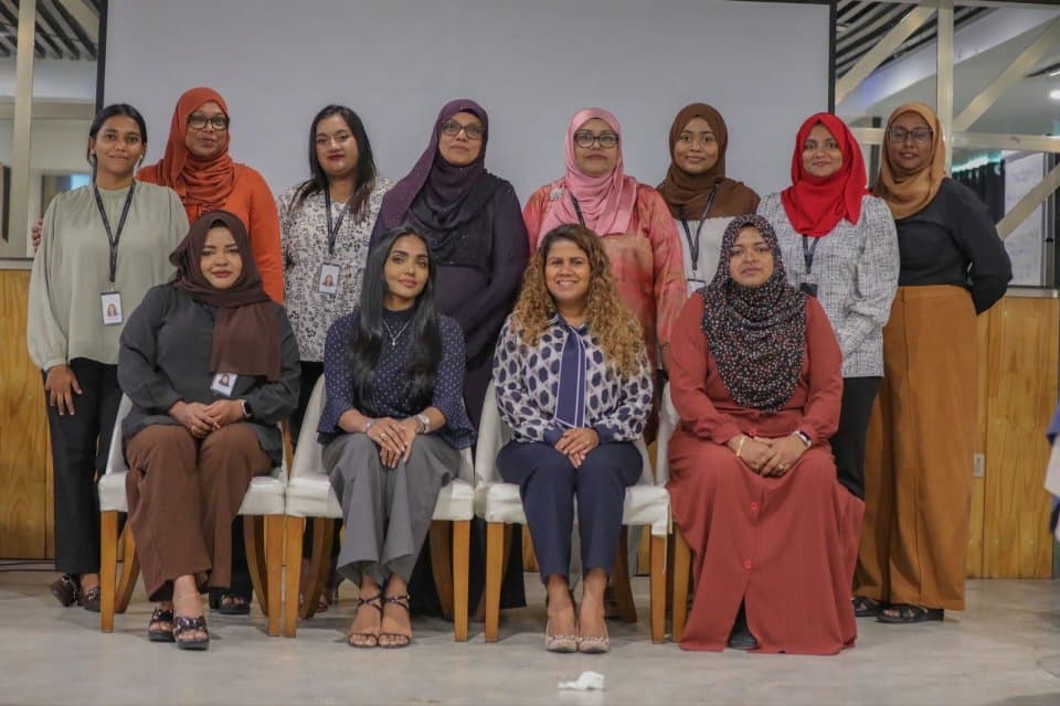 މެދުގައި ނަމްޒާ އަދި އައިމިނަތު.