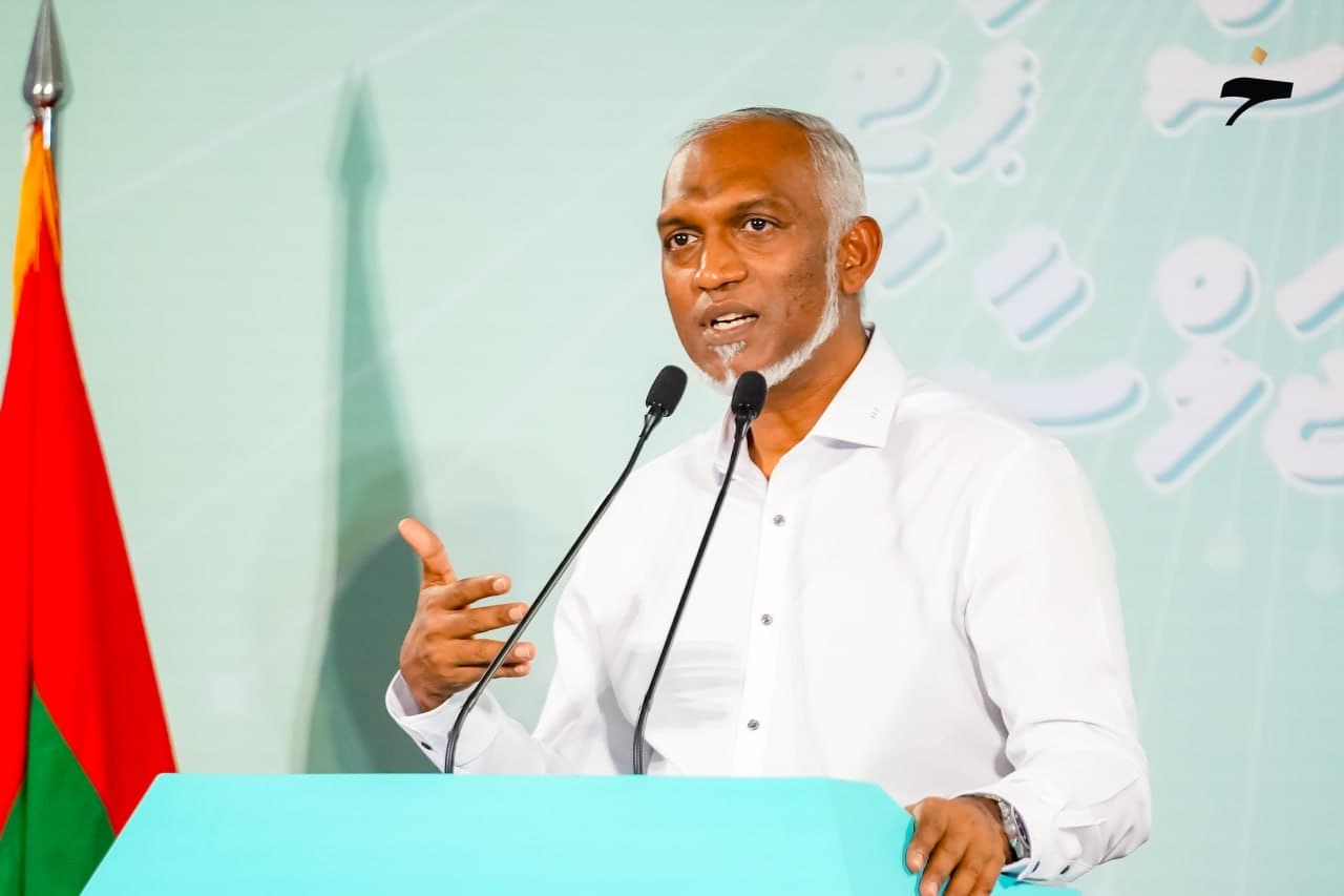 އީސުލް ޖުމްހޫރިއްޔާ ޑޮކްޓަރ މުހައްމަދު މުއިއްޒު ހޯމަ ދުވަހުގެރޭ އޮތް ޕީއެންސީ ހަރުގެ ޖަލްސާގައި ވާހަކަފުޅުދައްކަވަނީ