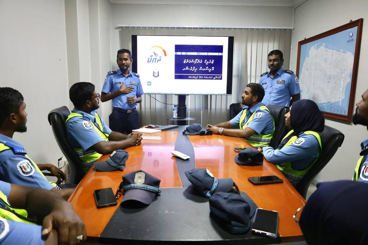 ޓްރެފިކް ޕޮލިސް އޮޕަރޭޝަންސްގެ ފުލުހުން އެއްގަމު ދަތުރުފަތުރުގެ ގާނޫނަށް އަހުލުވެރިކުރުވުން. ފޮޓޯ: ޕޮލިސް