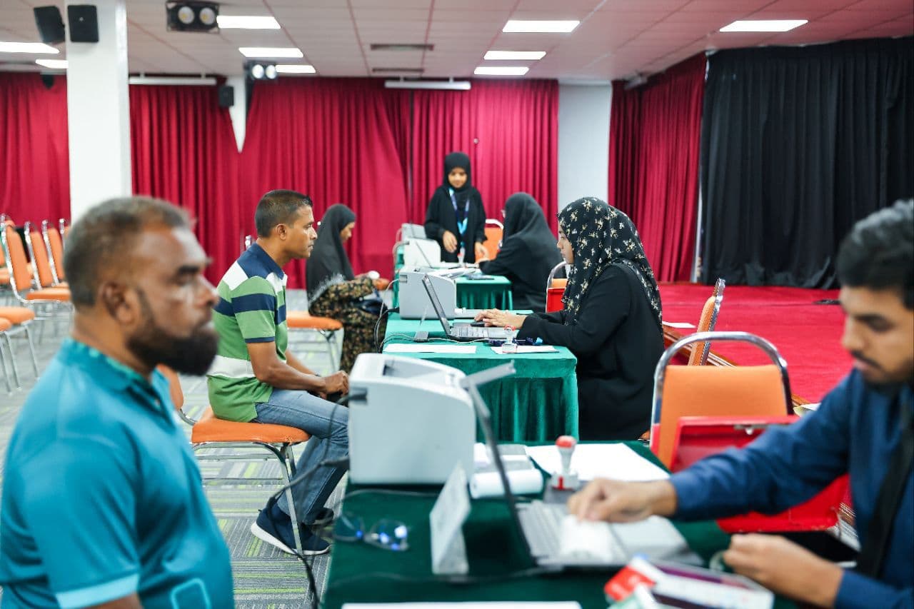 މުދަލު ޒަކާތުގެ ފައިސާ ބެހުން. ފޮޓޯ: އިސްލާމިކް މިނިސްޓްރީ