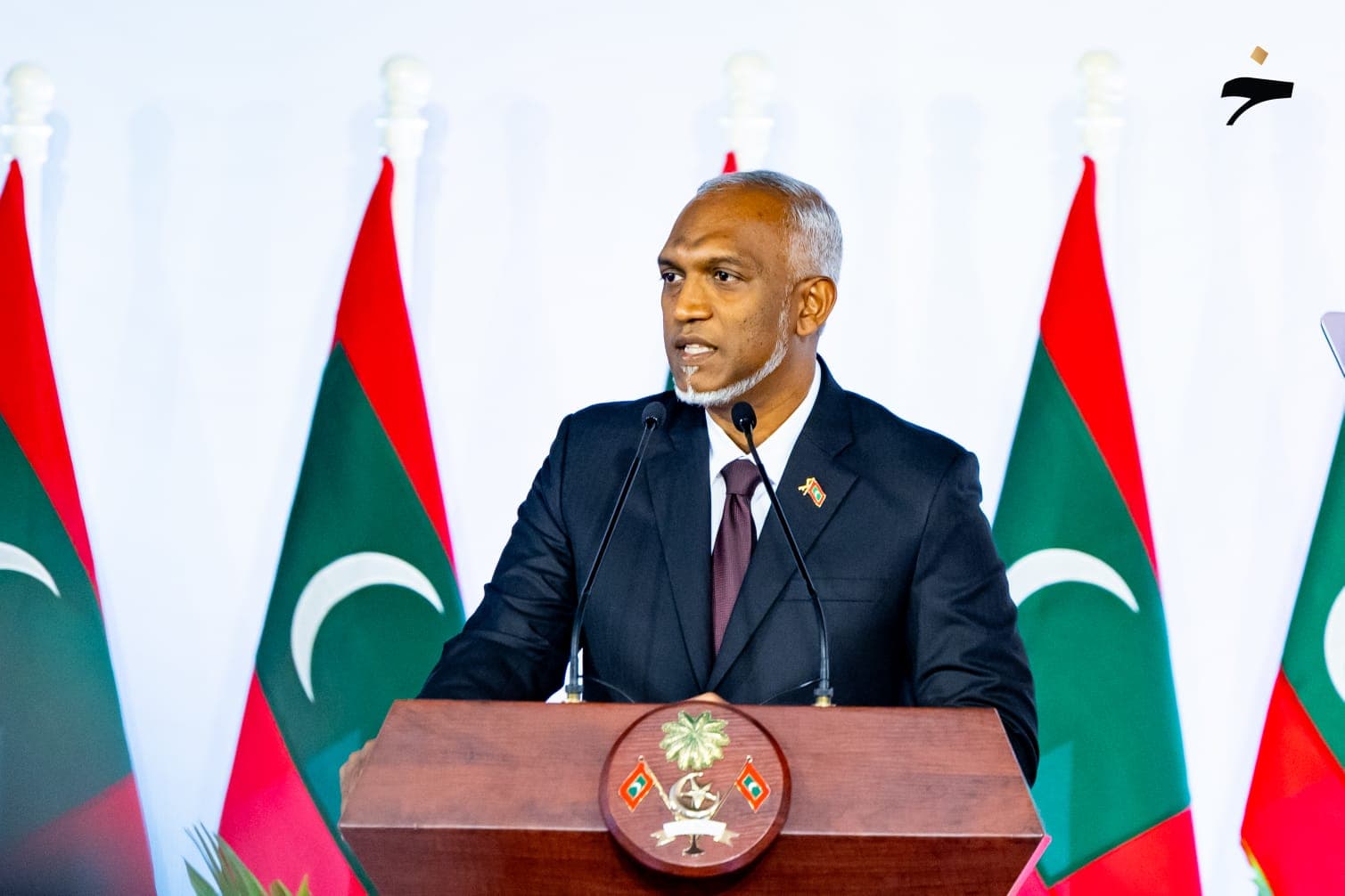 ރައީސް ޑރ. މުޙައްމަދު މުޢިއްޒު ޤައުމީ ދުވަހުގެ ޚާއްސަ ދިދަ ނެގުމުގެ ރަސްމިއްޔާތުގައި ވާހަކަފުޅު ދައްކަވަނީ. އެމަނިކުފާނު ވިދާޅުވީ ކުރިމަގުގައި ޤާނޫނުން ބާރު ލިބޭ ޤައުމީ ތަރިކަ ކޮލެޖެއް އަންނާނެ ކަމަށް
