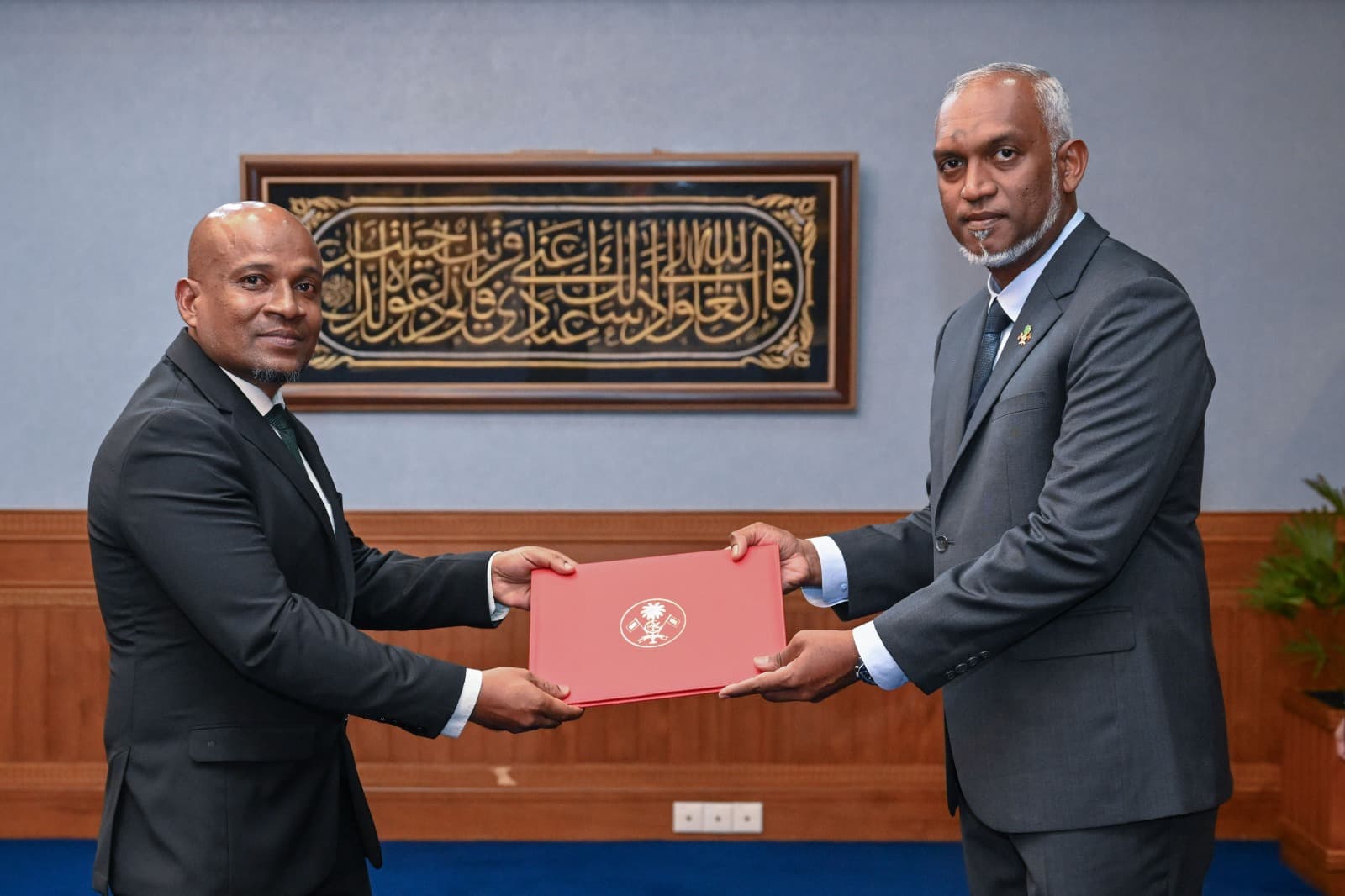 ރައީސުލްޖުމްހޫރިއްޔާ ޑޮކްޓަރ މުޙައްމަދު މުޢިއްޒު، އަލްއުސްތާޛު ފަރުހާދު ރަޝީދަށް މަޤާމުގެ ފަތްކޮޅު ޙަވާލު ކުރައްވަނީ. ފޮޓޯ:ރައީސް އޮފީސް