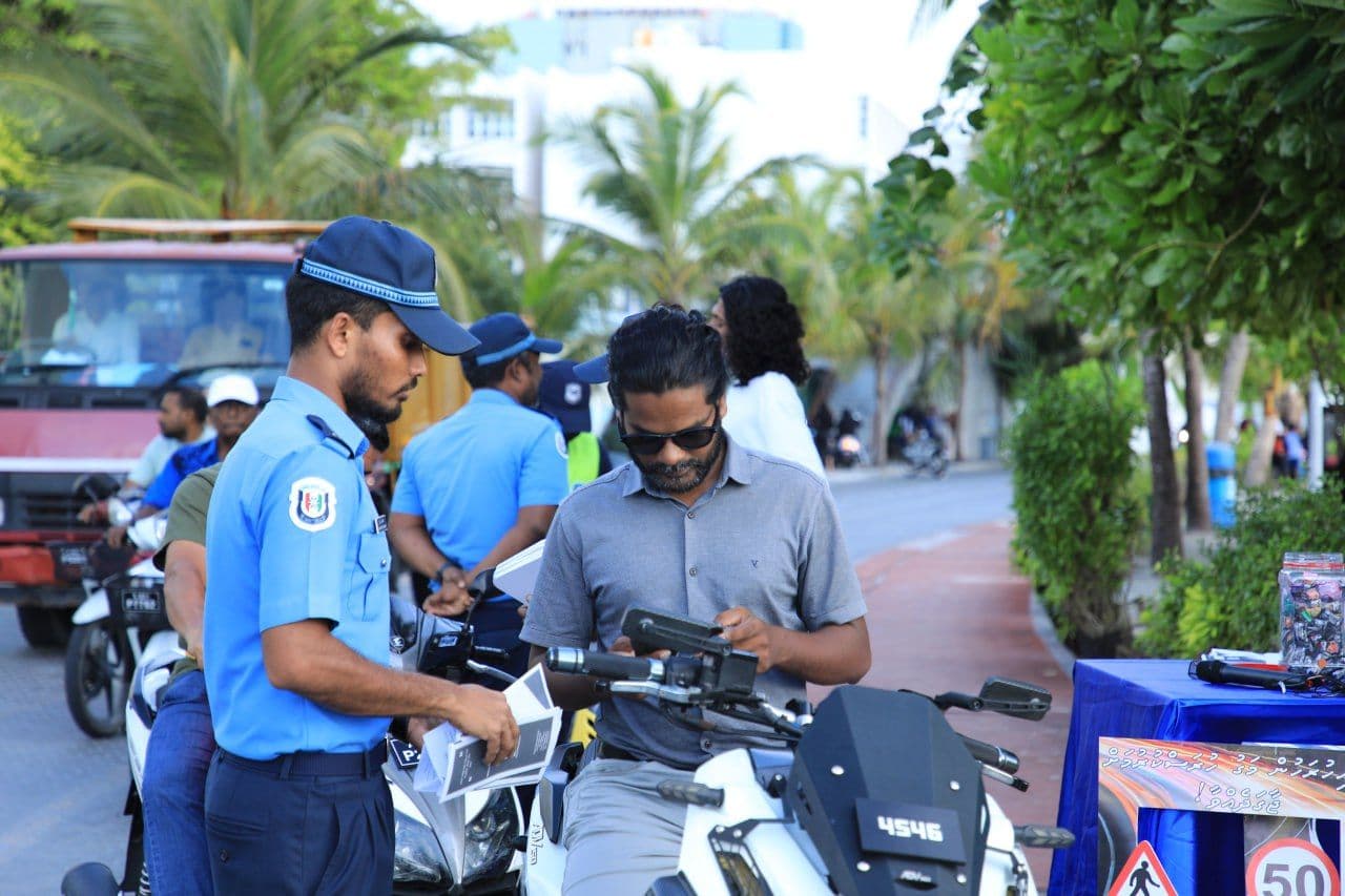 ފަހިރާސްތާ ޕްރޮގްރާމްގެ ތެރެއިން ފުލުހުން މަޢުލޫމާތުދެނީ. ފޮޓޯ: ފުލުހުން