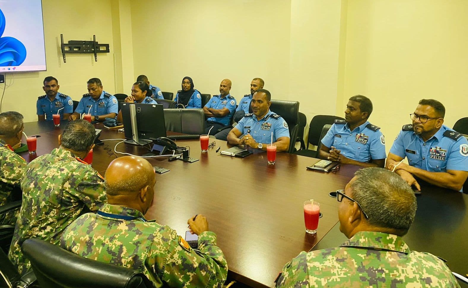 "އޮޕަރޭޝަން ހިރާސް ފާސް" އާ ގުޅޭ ގޮތުން ފުލުހުން އަދި އެމްއެންޑީއެފް މަޝްވަރާ ކުރަނީ. / ފޮޓޯ: ފުލުހުން.