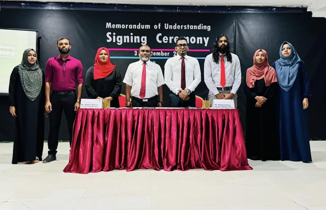 މަގޫދޫ ސްކޫލްގެ ހިދުމަތްތައް ރަނގަޅުކުރަން އެ ރަށު ކައުންސިލުން ސްކޫލާ އެކު އެމްއޯޔޫއެއްގައި ސޮއިކުރުމަށް ބޭއްވި ރަސްމިއްޔާތު. ފޮޓޯ: މަގޫދޫ ސްކޫލް.