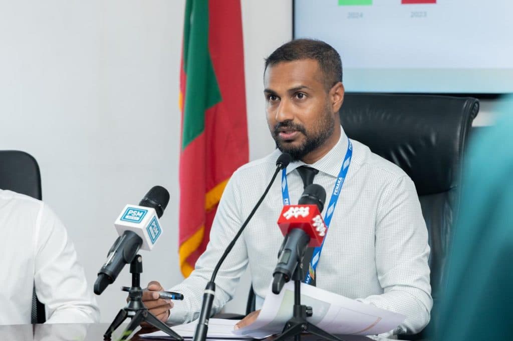 ފެނަކައިން މިއަދު ބޭއްވި ނޫސްވެރިންގެ ބައްދަލުވުމުގައި އެމްޑީ މުއާޒް ވާހަކަ ދައްކަވަނީ/ފޮޓޯ: ފެނަކަ