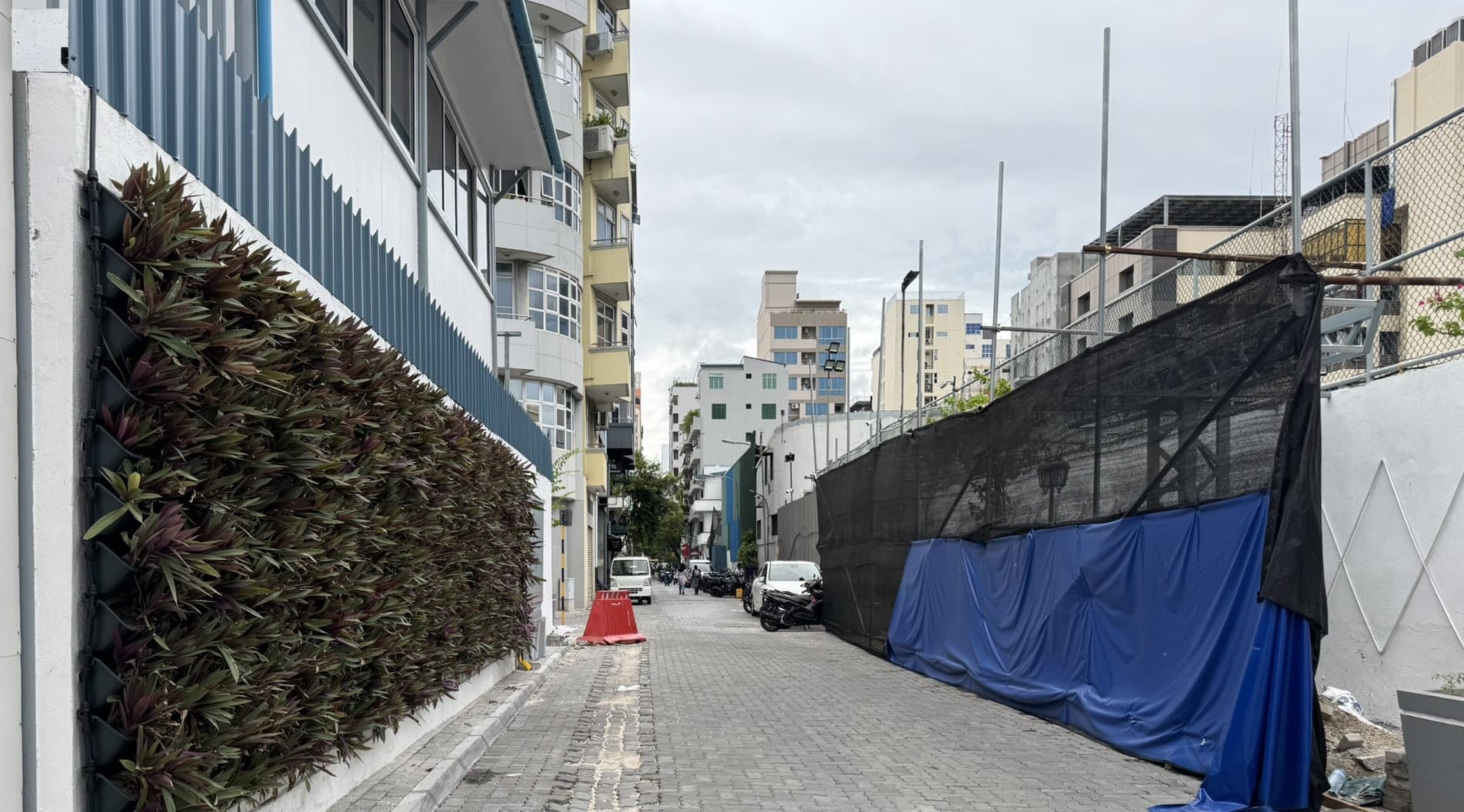 އިލެކްޓްރިކް ވެހިކަލް ޗާޖިން ސްޓޭޝަންގެ މަސައްކަތް ކުރާ ސަރަޙައްދު.