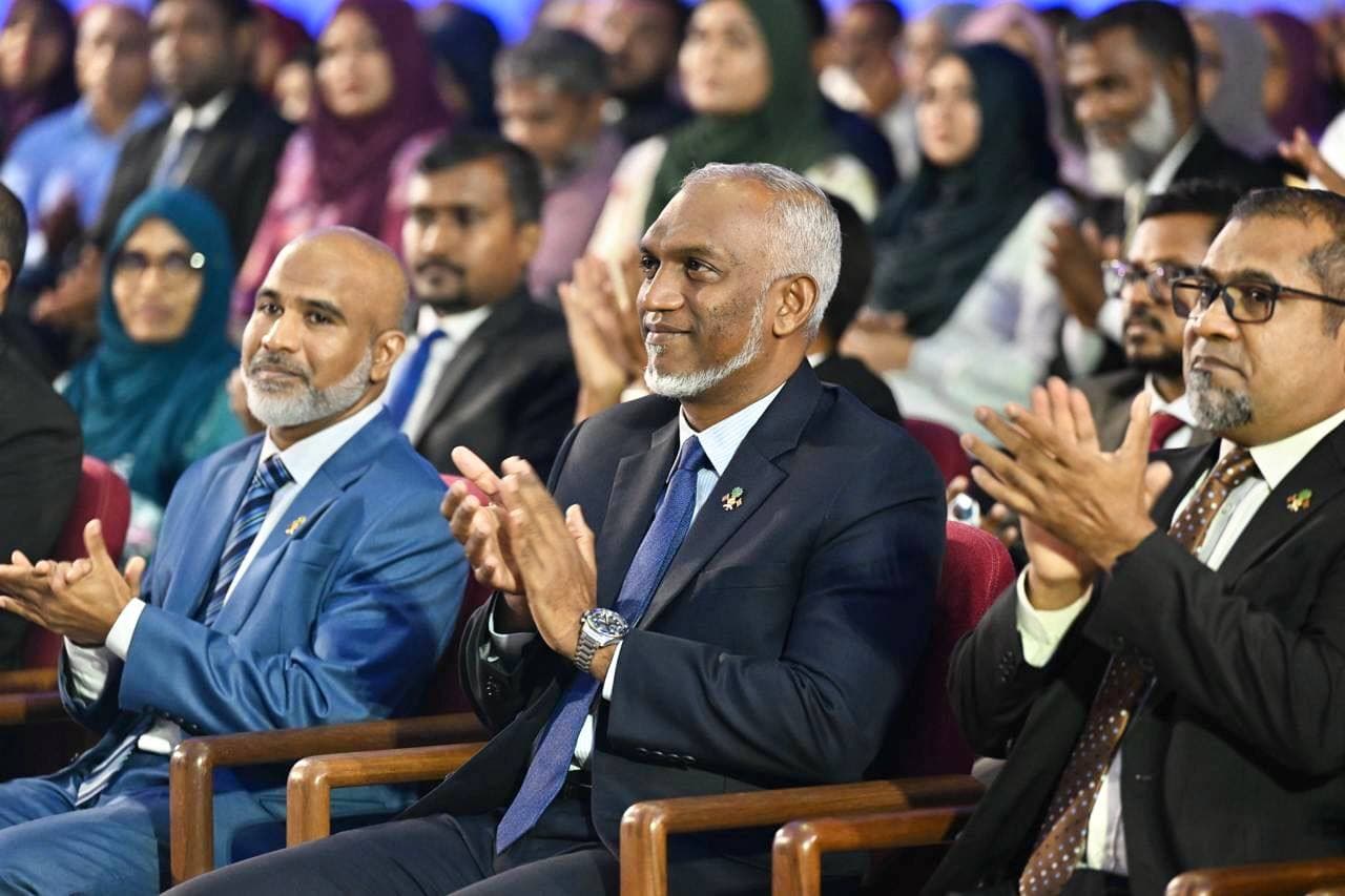 މަތީ އަރުތަވެރިންގެ އިނާމު ދިނުމުގެ ޖަލްސާ ތެރެއިން.