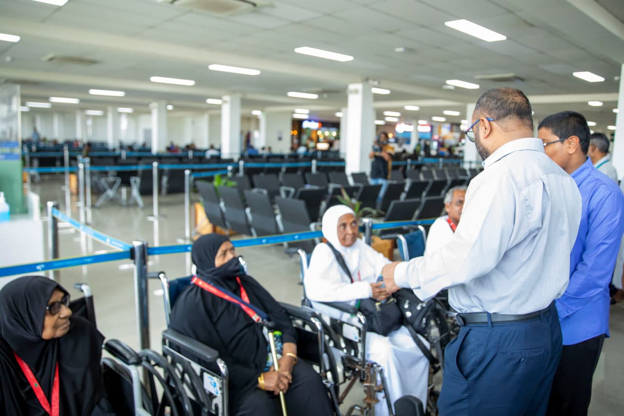 ވަޒީރު ޝަހީމް، އުމްރާ އަޅުކަމަށް ފުރާ ފަރާތްތަކާ ބައްދަލުކުރައްވަނީ. ފޮޓޯ: ވުޒާރާ