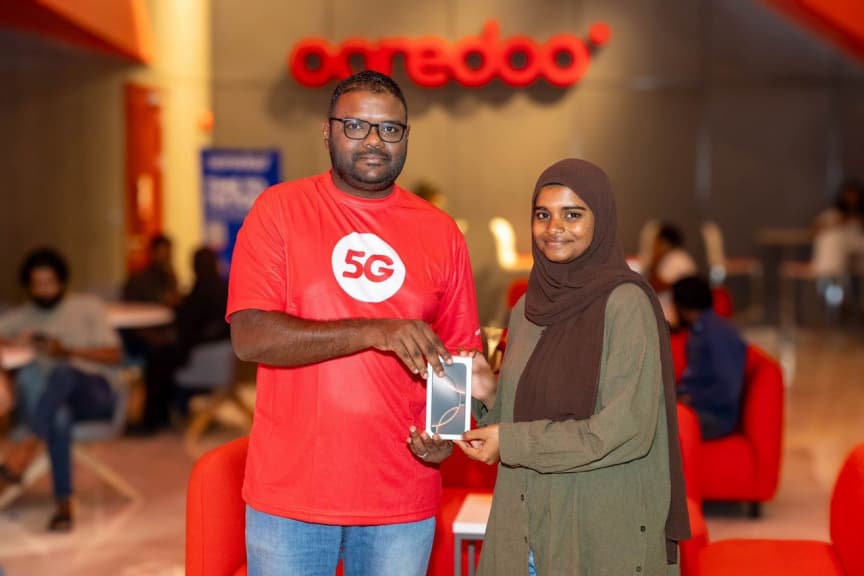އުރީދޫއިން އައިފޯނު 16 ޕްރީއޯޑަރ ކުރި ފަރާތްތަކާ ފޯނު ޙަވާލުކުރުން. / ފޮޓޯ: އުރީދޫ