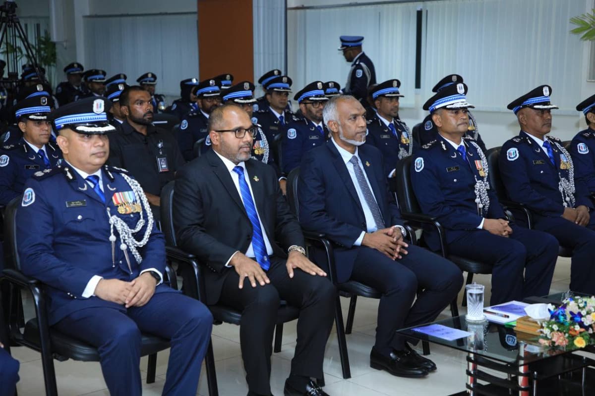 ރައީސް މުޢިއްޒު އަދި ހޯމް މިނިސްޓަރ ފުލުހުންނާއެކު. ފޮޓޯ: ފުލުހުން