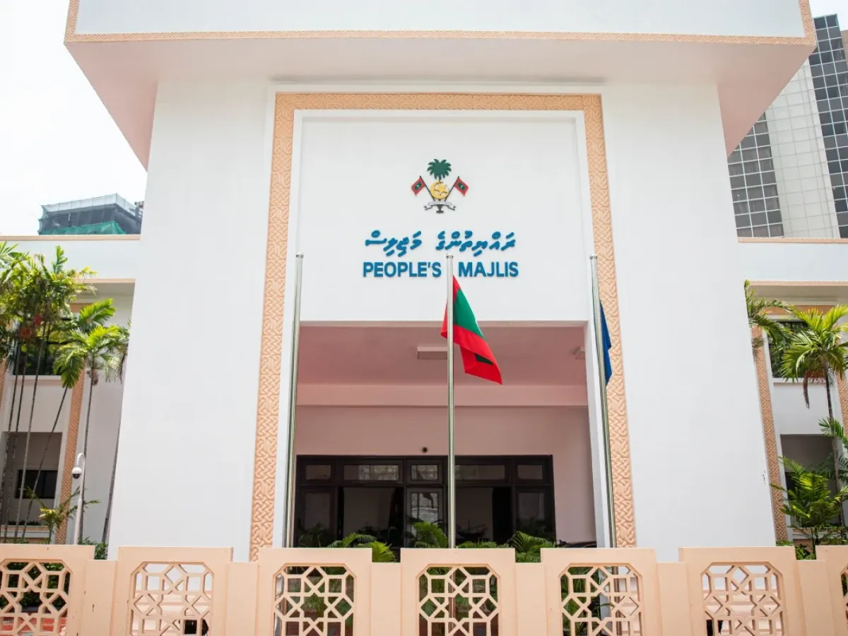 ރައްޔިތުންގެ މަޖިލިސް - ކުޑަކުދިންނަށް ވޭޕް ވިއްކާ ފަރާތްތައް ބައިލައްކަ ރުފިޔާއިން ޖޫރިމަނާ ކުރުމަށް މަޖިލީހަށް އިޞްލާޙެއް ހުށަހަޅަން އުޅެނީ.
