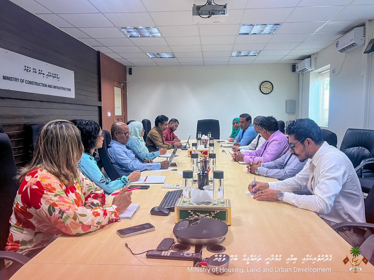 ގެދޮރުވެރިކަމާ ބެހޭ ވުޒާރާއިން އެކި މުއައްސަސާތަކާ ބައްދަލުކުރުމުގެ ތެރެއިން