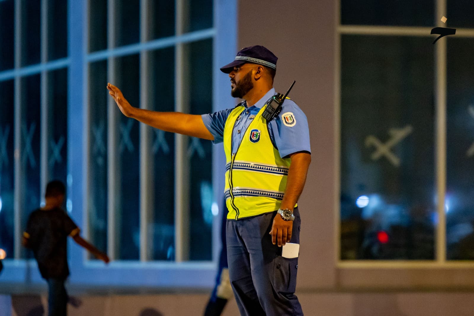 ޓްރެފިކް ޕޮލިހެއް މަގުމަތީގެ ޓްރެފިކް ބެލެހެއްޓުމުގައި - ނުރައްކާތެރިކޮށް ދުއްވާނަމަ 1 މަސްދުވަހަށް އުޅަނދުތައް ހިފެހެއްޓޭނެ. ފޮޓޯ:ޚުލާސާ