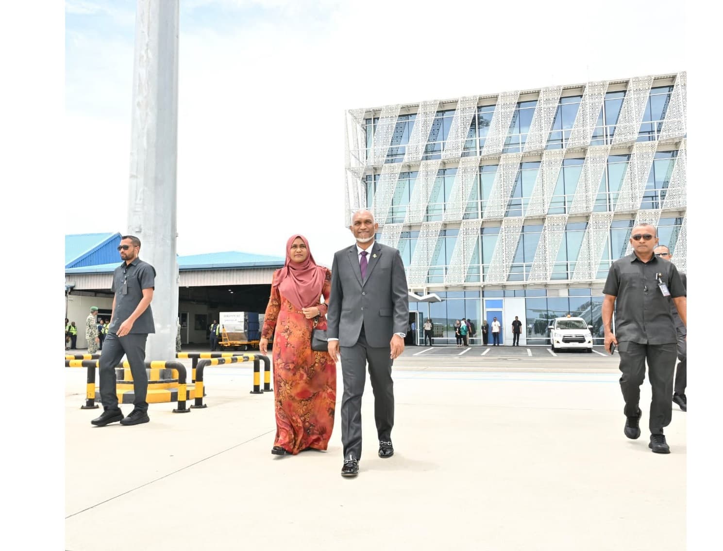ރައީސުލްޖުމްހޫރިއްޔާ ޑރ. މުޙައްމަދު މުއިއްޒު އާއި ފަސްޓްލޭޑީ އިންޑިއާއަށް ފުރާވަޑައިގަތުމަށް ފްލައިޓަށް އެރުމަށް ވަޑައިގަންނަވަނީ/ ފޮޓޯ: ރައީސް އޮފީސް