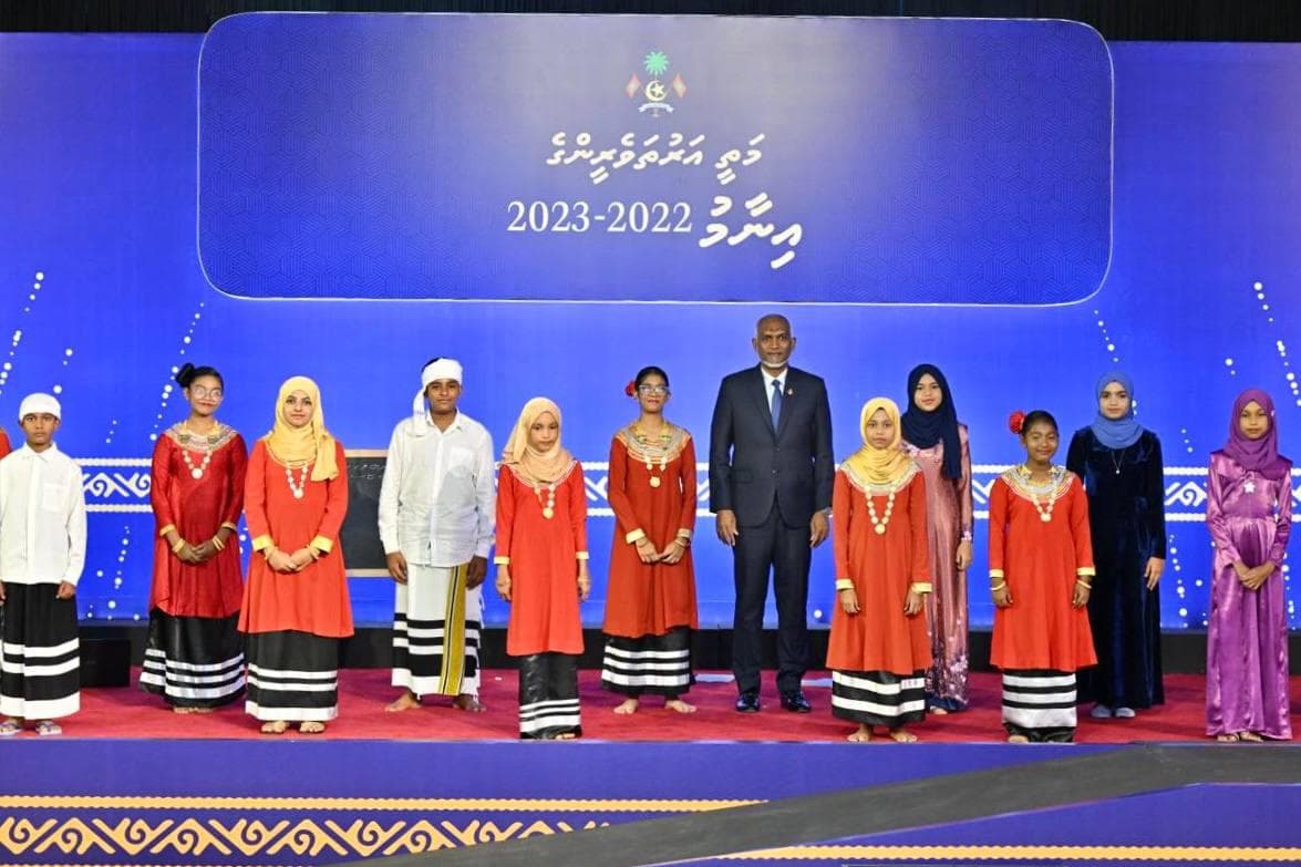 މަޓީ އަރުތަވެރިންގެ ޖަލްސާގެ ތެރެއިން.