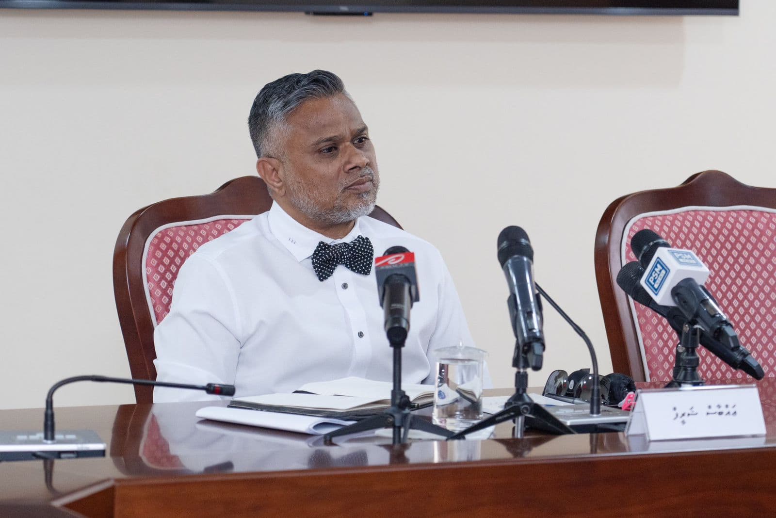 ޕީޖީގެ މަޤާމަށް އައްޔަންކުރުމަށް ޖުޑިޝަރީ ކޮމިޓީން އައްބާސް އާ އިންޓަވިއު ކުރުން. ފޮޓޯ: މަޖިލިސް