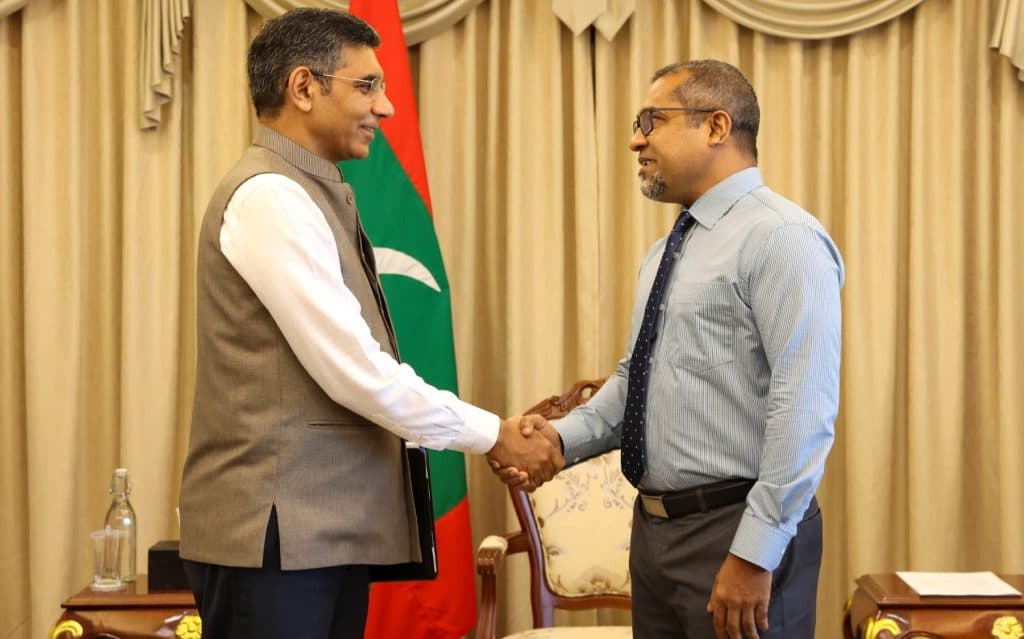 ފޮރިން މިނިސްޓަރ ޚަލީލް، އިންޑިއާގެ ސަފީރު މުނޫ މަހާވަރާއާއި ބައްދަލުކުރެއްވުން.
