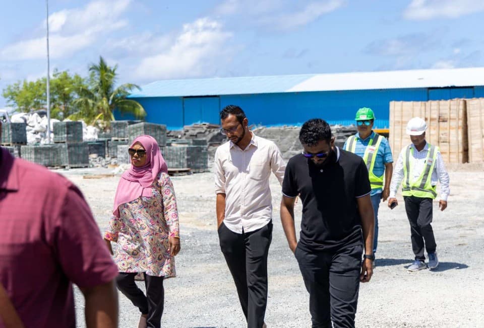 އައްޑޫގެ ގާމެންޓު ފެކްޓަރީ ސަރަހައްދުގައި ބީސީސީގެ އޮފިޝަލުން. ފޮޓޯ: ބީސީސީ