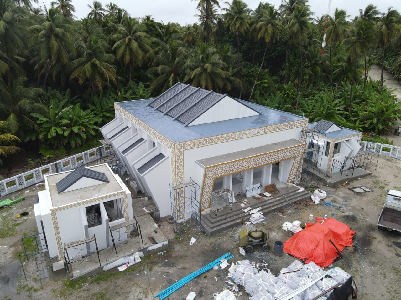 ހދ. ހިރިމަރަދޫގައި ޢިމާރާތްކުރަމުން އަންނަ މިސްކިތް.