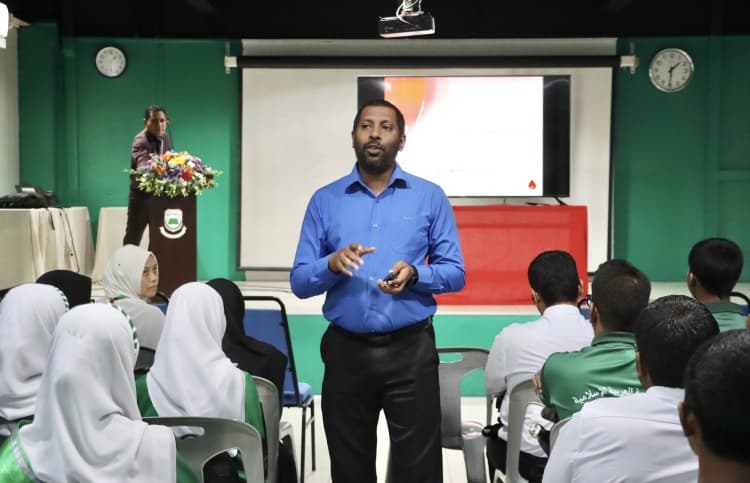 އަރަބިއްޔާ ސްކޫލްގައި ތެލެސީމިއާ ސްކްރީން ކުރުން. ފޮޓޯ: އެޑިއުކޭޝަން މިނިސްޓްރީ