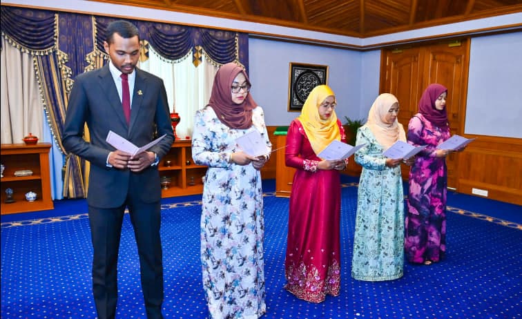 ވަޒީފާއާބެހޭ ޓްރައިބިއުނަލުގެ މެންބަރުކަމާއި ރައީސާއި ނައިބު ރައީސްކަމުގެ މަޤާމަށް، ރައީސުލްޖުމްހޫރިއްޔާ ބޭފުޅުން ޢައްޔަންކުރައްވައިފި