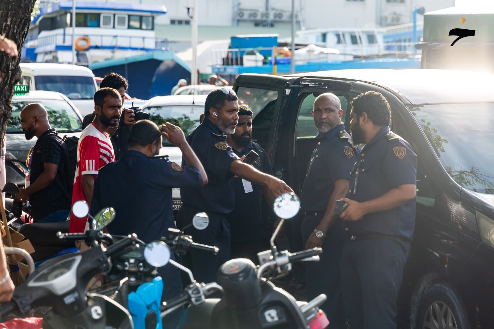 އިމިގްރޭޝަނުން މާލޭގައި ހިންގި އޮޕަރޭޝަނެއްގެ ތެރެއިން. / ފޮޓޯ: ޚުލާސާ