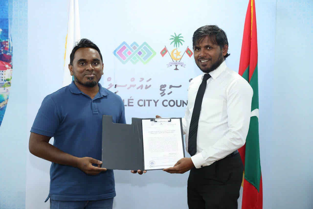 ކެޓް ޝެލްޓަރ އަށް ބޭނުންވާ ސާމާނު ހޯދުމަށް ރެޕިޑް އިންޖިނިއަރިންއާ ހަވާލުކުރުން. ފޮޓޯ: މާލެ ސިޓީ ކައުންސިލް