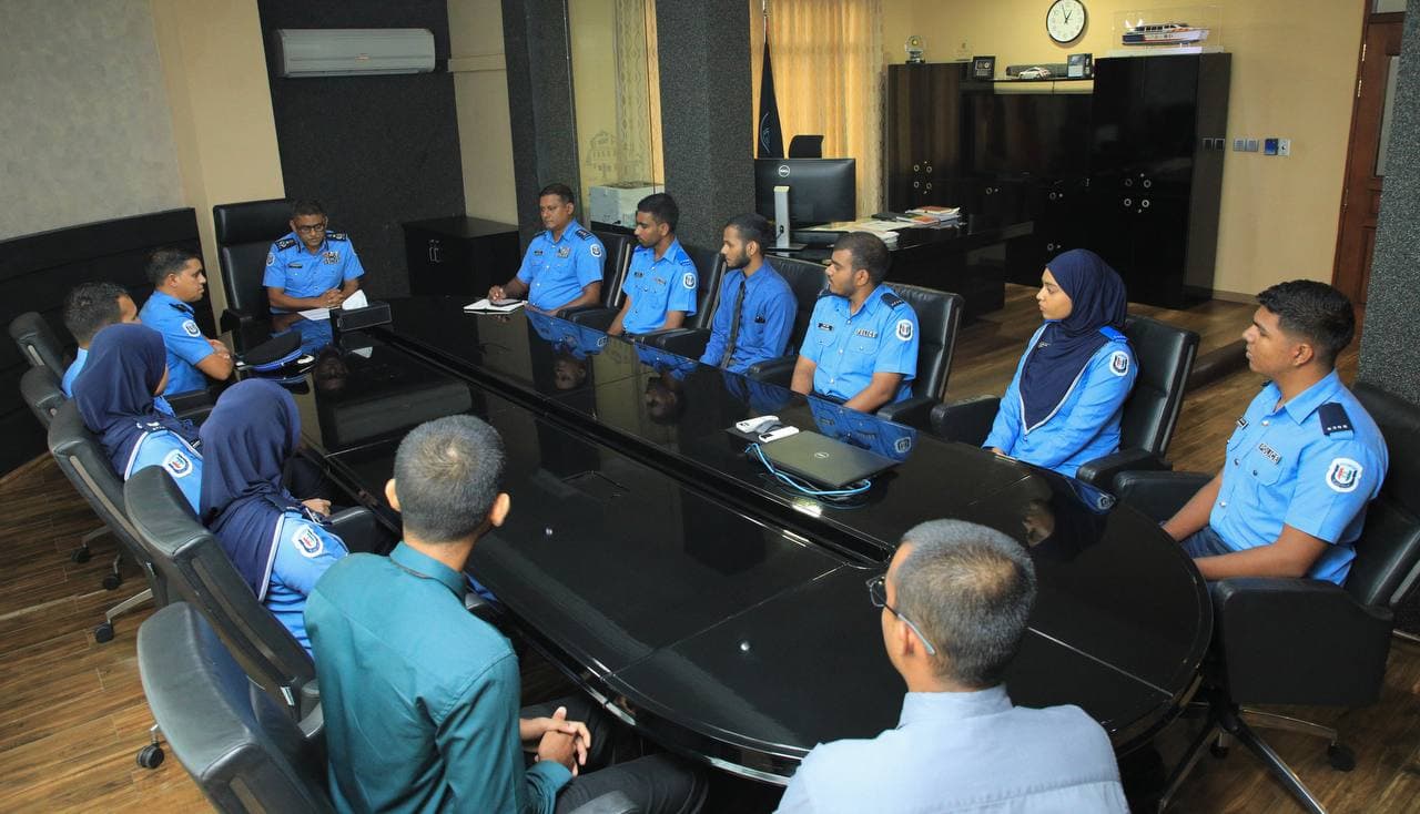 ތަމްރީނުތަކަށް ފުރާ ފުލުހުންނާއި ސީޕީ އަލީ ޝުޖާއު ބައްދަލުކުރައްވަނީ. ފޮޓޯ: ޕޮލިސް