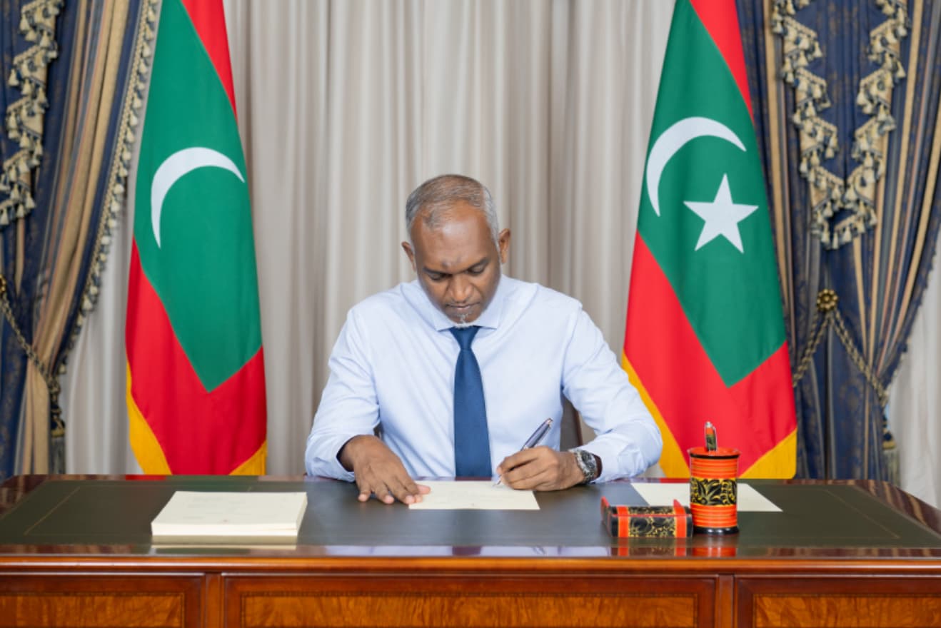 ރައީސުލްޖުމްހޫރިއްޔާ ޑރ. މުޙައްމަދު މުޢިއްޒު - އެމަނިކުފާނު ވަނީ ރާއްޖޭގައި ވޭޕް ކުރުމާއި އޭގެ ވިޔަފާރިއާއި އަދި އެއާއި ގުޅުންހުރި ގިނަ ކަންތަކެއް މަނާކުރައްވާކަން އިޢުލާން ކުރައްވާފަ.