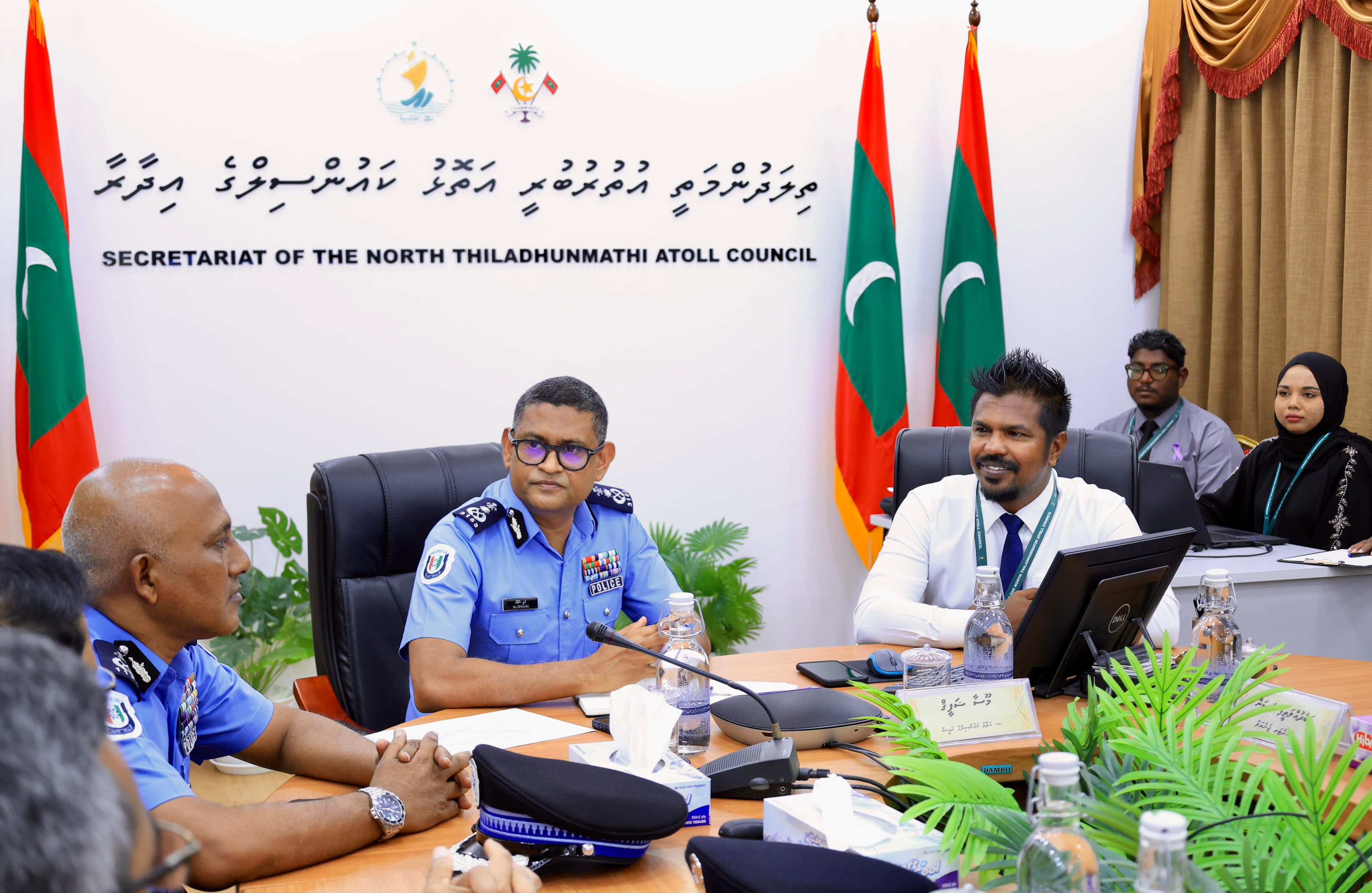 ހއ. އަތޮޅަށް ކުރައްވާ ދަތުރުފުޅުގައި ސީޕީ ޝުޖާއު ހއ. އަތޮޅު ކައުންސިލާއި ބައްދަލުކުރައްވަނީ. ފޮޓޯ: ފުލުހުން