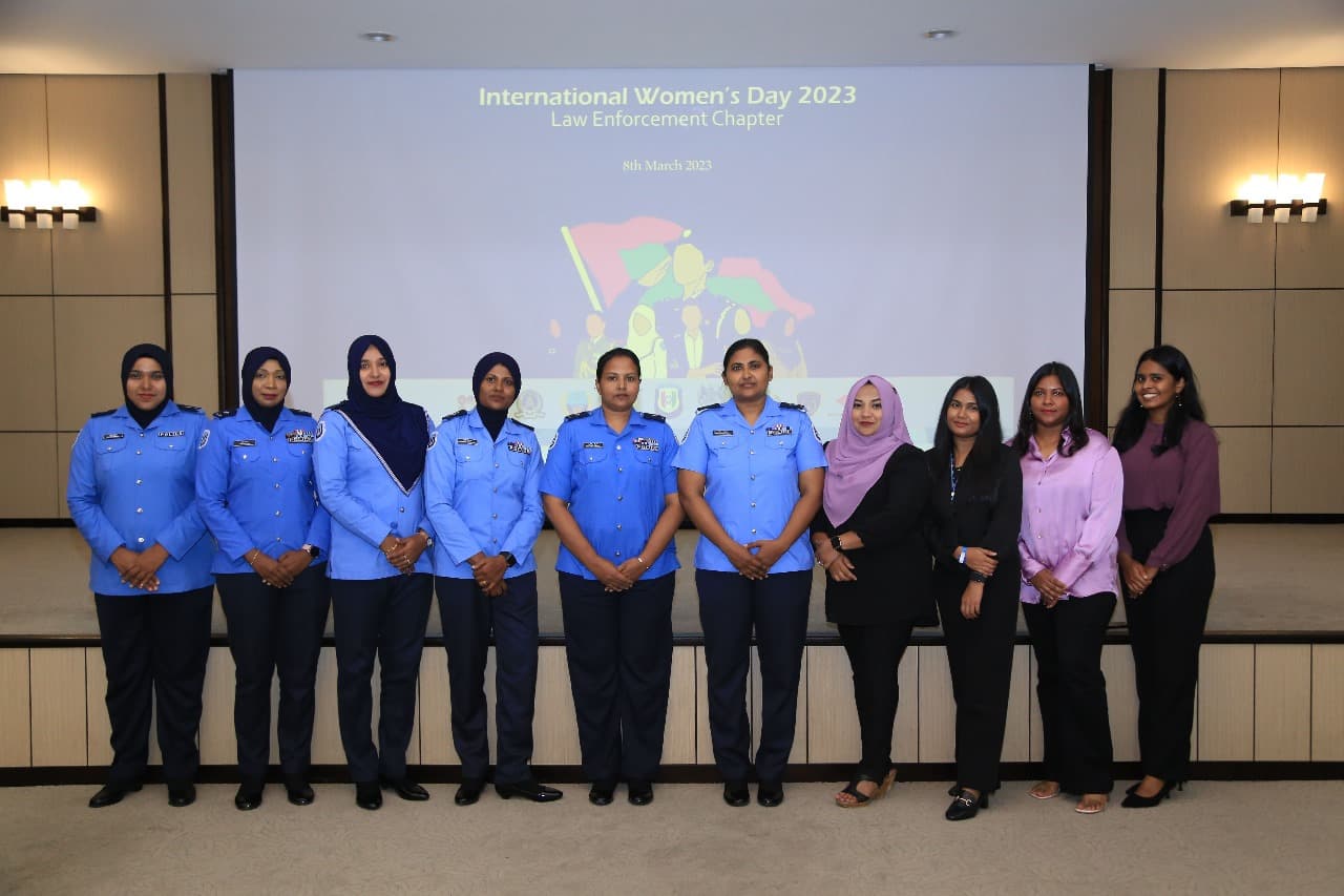 ދިވެހި އަންހެން ފުލުހުން / ފޮޓޯ: މޯލްޑިވްސް ޕޮލިސް ސާރވިސް